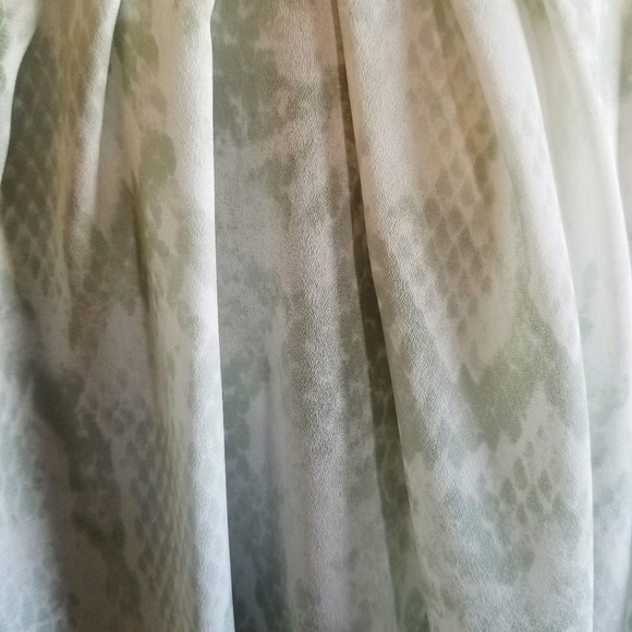 Jennifer Lopez snakeskin pattern sleeveless shirt - Picture 3 of 6